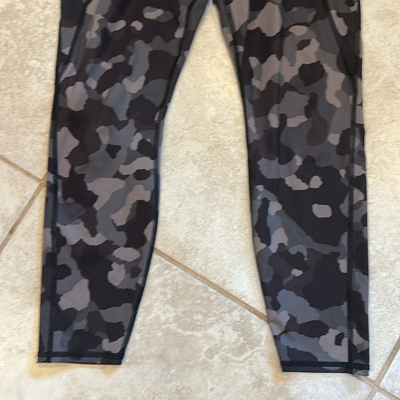 Athleta Lightning 7/8 Tight Leggings Gray Camo M Tights - Picture 6 of 8